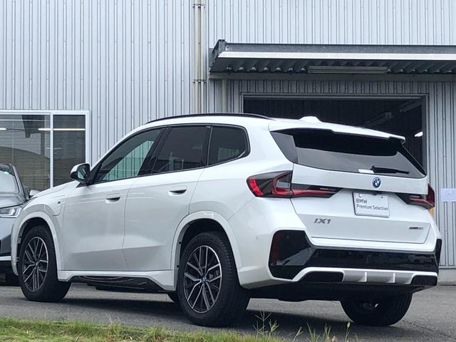 ｉＸ１ ｅＤｒｉｖｅ　２０　Ｍスポーツ　試乗車・テクノロジーＰＫＧ・１８インチＡＷ・ＡＣＣ　ＡｐｐｌｅＣａｒＰｌａｙ・ａｎｄｒｏｉｄオート・アンビエントライト・全方位カメラ・ワイヤレス充電・ＨＵＤ・オートホールド・ミラーＥＴＣ（13枚目）