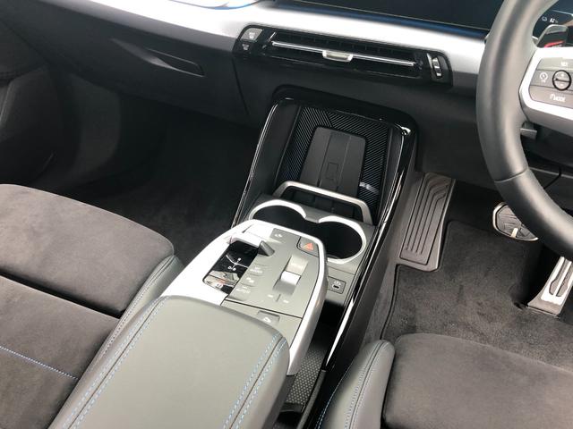 ｉＸ１ ｅＤｒｉｖｅ　２０　Ｍスポーツ　試乗車・テクノロジーＰＫＧ・１８インチＡＷ・ＡＣＣ　ＡｐｐｌｅＣａｒＰｌａｙ・ａｎｄｒｏｉｄオート・アンビエントライト・全方位カメラ・ワイヤレス充電・ＨＵＤ・オートホールド・ミラーＥＴＣ（32枚目）