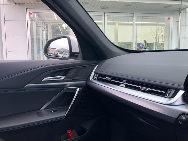 ｉＸ１ ｅＤｒｉｖｅ　２０　Ｍスポーツ　試乗車・テクノロジーＰＫＧ・１８インチＡＷ・ＡＣＣ　ＡｐｐｌｅＣａｒＰｌａｙ・ａｎｄｒｏｉｄオート・アンビエントライト・全方位カメラ・ワイヤレス充電・ＨＵＤ・オートホールド・ミラーＥＴＣ（43枚目）