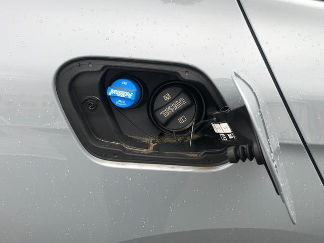 しっくりと手になじみ、スポーティさを際立たせる３本スポークのレザーステアリングホイール。