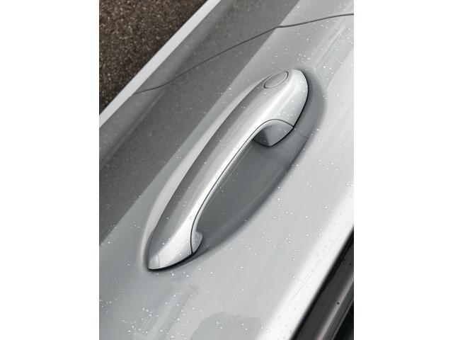 ステアリングホイールにオーディオ・リモート・コントロール・ボタンを配置。手を離さず、素早く安全に操作することができます。