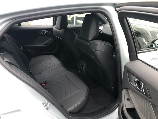 電動テールゲートオペレーション。リモート・コントロール・キーの操作およびテールゲート先端のボタンにより開閉が可能です。ｉＤｒｉｖｅコントローラーで、開口部の高さを設定することができます。