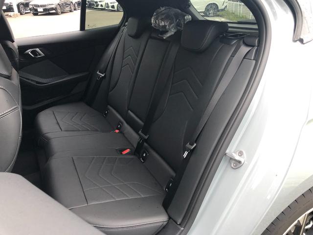 ＬＥＤヘッドライト。先進のＬＥＤテクノロジーを採用。照射される白色光の周波特性は太陽に近く、バイキセノンヘッドライトを上回るコントラストでさらに明るく輝きます。悪天候の日でも優れた視認性を発揮します。