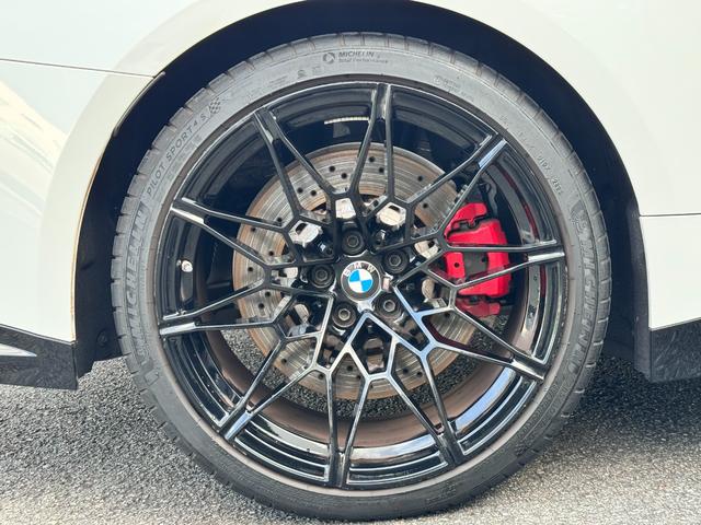 しっくりと手になじみ、スポーティさを際立たせる３本スポークのレザーステアリングホイール。