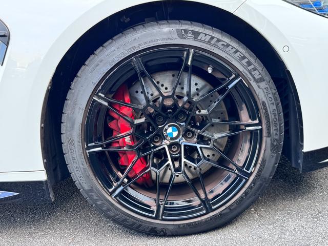 ステアリングホイールにオーディオ・リモート・コントロール・ボタンを配置。手を離さず、素早く安全に操作することができます。