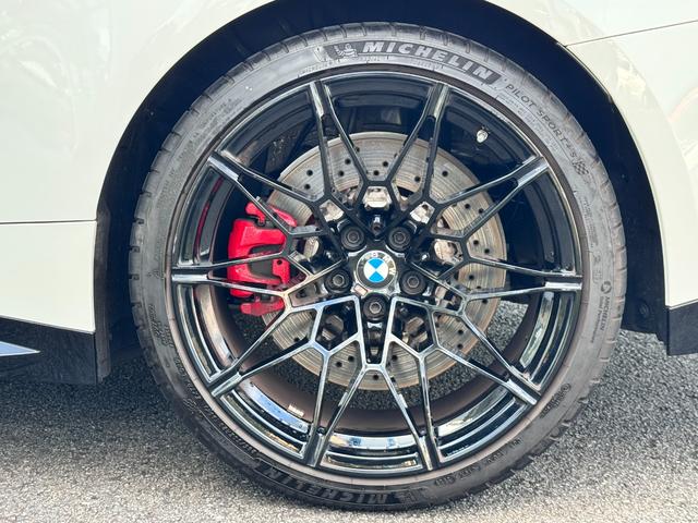 電動テールゲートオペレーション。リモート・コントロール・キーの操作およびテールゲート先端のボタンにより開閉が可能です。ｉＤｒｉｖｅコントローラーで、開口部の高さを設定することができます。