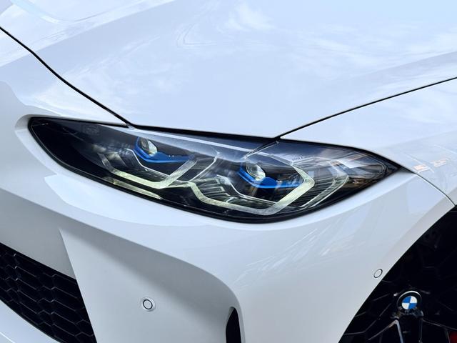 ＬＥＤヘッドライト。先進のＬＥＤテクノロジーを採用。照射される白色光の周波特性は太陽に近く、バイキセノンヘッドライトを上回るコントラストでさらに明るく輝きます。悪天候の日でも優れた視認性を発揮します。