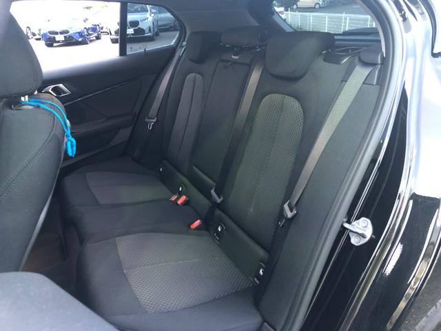 1シリーズ 118i プレイ 仕入車両・ストレージPKG・16インチAW・ACC AppleCarPlay・アンビエントライト・バックカメラ・オートホールド・電動シート・電動トランク・ミラーETC(24枚目)