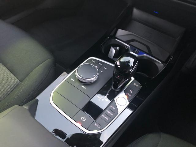 1シリーズ 118i プレイ 仕入車両・ストレージPKG・16インチAW・ACC AppleCarPlay・アンビエントライト・バックカメラ・オートホールド・電動シート・電動トランク・ミラーETC(44枚目)
