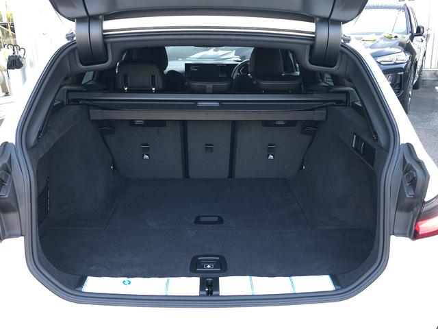 しっくりと手になじみ、スポーティさを際立たせる３本スポークのレザーステアリングホイール。