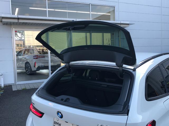 ステアリングホイールにオーディオ・リモート・コントロール・ボタンを配置。手を離さず、素早く安全に操作することができます。