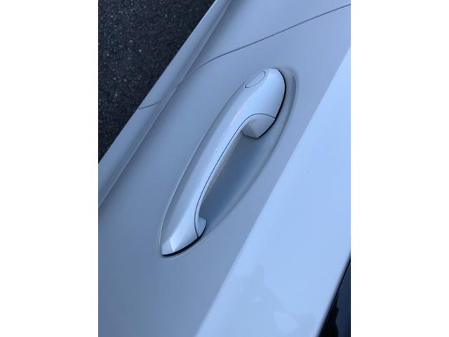 電動テールゲートオペレーション。リモート・コントロール・キーの操作およびテールゲート先端のボタンにより開閉が可能です。ｉＤｒｉｖｅコントローラーで、開口部の高さを設定することができます。