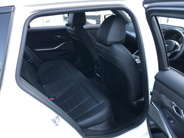 ＬＥＤヘッドライト。先進のＬＥＤテクノロジーを採用。照射される白色光の周波特性は太陽に近く、バイキセノンヘッドライトを上回るコントラストでさらに明るく輝きます。悪天候の日でも優れた視認性を発揮します。