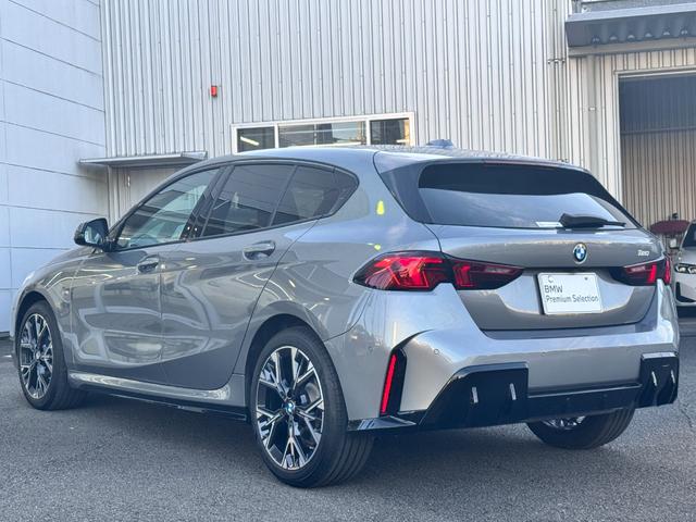 １シリーズ １２０　Ｍスポーツ　試乗車・テクノロジーＰＫＧ・ＡｐｐｌｅＣａｒＰｌａｙ・ａｎｄｒｏｉｄオート・アンビエントライト・全方位カメラ・オートホールド・ヘッドＵＰディスプレイ・インテリアカメラ・電動シート・ミラーＥＴＣ（12枚目）