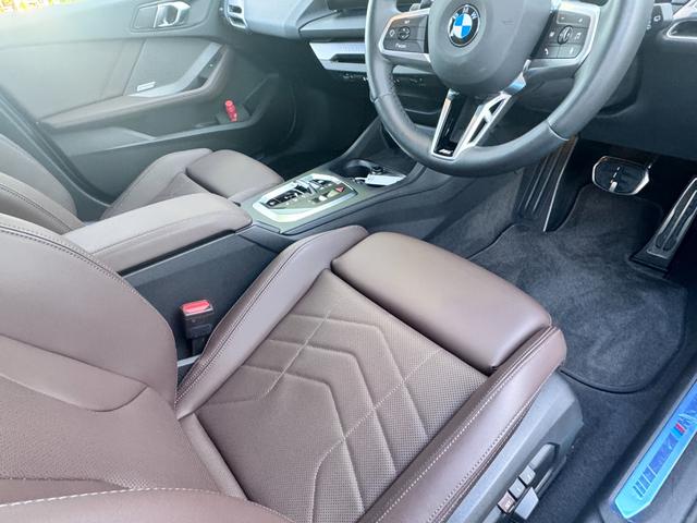 １シリーズ １２０　Ｍスポーツ　試乗車・テクノロジーＰＫＧ・ＡｐｐｌｅＣａｒＰｌａｙ・ａｎｄｒｏｉｄオート・アンビエントライト・全方位カメラ・オートホールド・ヘッドＵＰディスプレイ・インテリアカメラ・電動シート・ミラーＥＴＣ（31枚目）