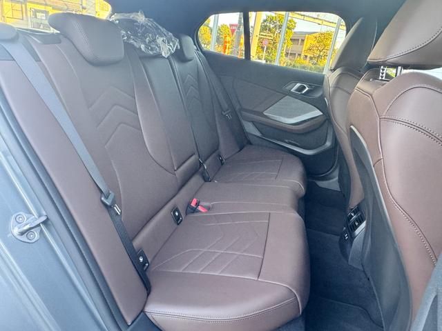 １シリーズ １２０　Ｍスポーツ　試乗車・テクノロジーＰＫＧ・ＡｐｐｌｅＣａｒＰｌａｙ・ａｎｄｒｏｉｄオート・アンビエントライト・全方位カメラ・オートホールド・ヘッドＵＰディスプレイ・インテリアカメラ・電動シート・ミラーＥＴＣ（33枚目）