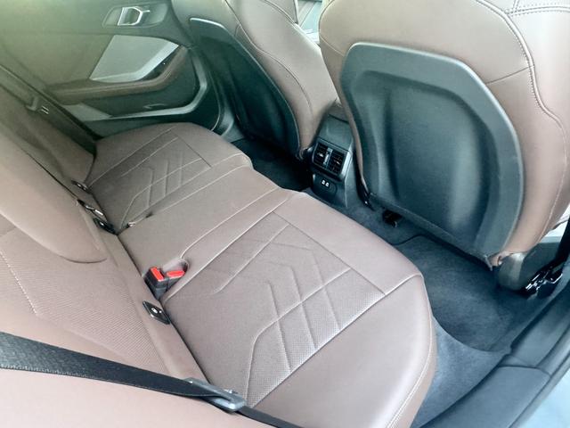 １シリーズ １２０　Ｍスポーツ　試乗車・テクノロジーＰＫＧ・ＡｐｐｌｅＣａｒＰｌａｙ・ａｎｄｒｏｉｄオート・アンビエントライト・全方位カメラ・オートホールド・ヘッドＵＰディスプレイ・インテリアカメラ・電動シート・ミラーＥＴＣ（34枚目）
