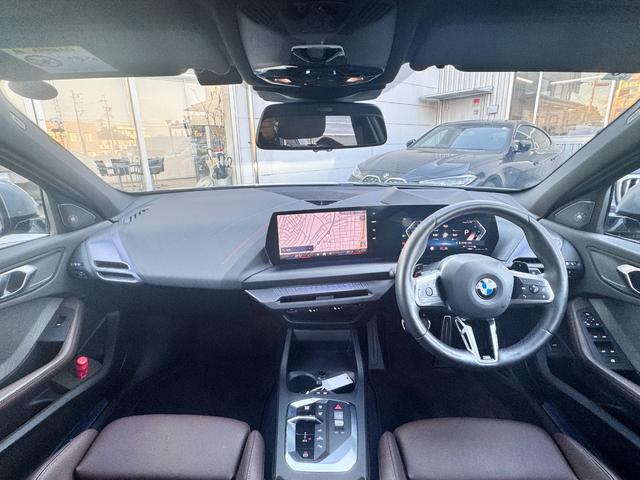 １シリーズ １２０　Ｍスポーツ　試乗車・テクノロジーＰＫＧ・ＡｐｐｌｅＣａｒＰｌａｙ・ａｎｄｒｏｉｄオート・アンビエントライト・全方位カメラ・オートホールド・ヘッドＵＰディスプレイ・インテリアカメラ・電動シート・ミラーＥＴＣ（41枚目）