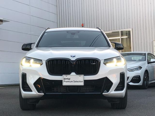 ルームミラーに内蔵されたＥＴＣ車載器システムと、有料道路の料金所に設置された道路側アンテナとの無線通信により料金所で停止することなく通過できるシステムです。