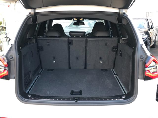 しっくりと手になじみ、スポーティさを際立たせる３本スポークのレザーステアリングホイール。