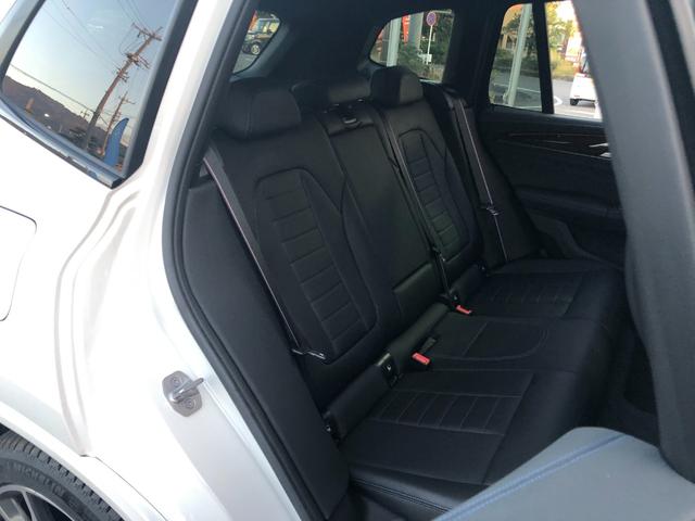 ＬＥＤヘッドライト。先進のＬＥＤテクノロジーを採用。照射される白色光の周波特性は太陽に近く、バイキセノンヘッドライトを上回るコントラストでさらに明るく輝きます。悪天候の日でも優れた視認性を発揮します。