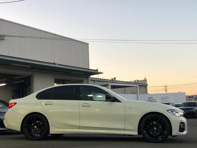 3シリーズ 320dxDriveMスポーツエディションサンライズ 仕入車両・限定車・ブラックキドニーグリル・19インチブラックホイール・Mリアスポイラ―・ブラックサイドミラー・AppleCarPlay・アンビエントライト・Mシートベルト・バックカメラ・ミラーETC(9枚目)