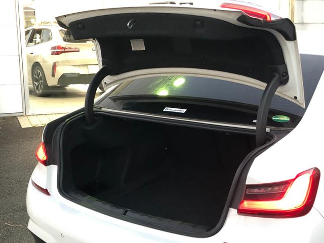 3シリーズ 320dxDriveMスポーツエディションサンライズ 仕入車両・限定車・ブラックキドニーグリル・19インチブラックホイール・Mリアスポイラ―・ブラックサイドミラー・AppleCarPlay・アンビエントライト・Mシートベルト・バックカメラ・ミラーETC(14枚目)