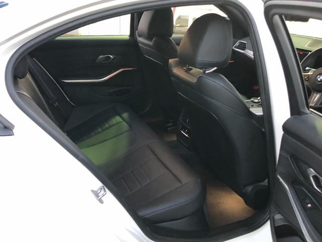 3シリーズ 320dxDriveMスポーツエディションサンライズ 仕入車両・限定車・ブラックキドニーグリル・19インチブラックホイール・Mリアスポイラ―・ブラックサイドミラー・AppleCarPlay・アンビエントライト・Mシートベルト・バックカメラ・ミラーETC(20枚目)