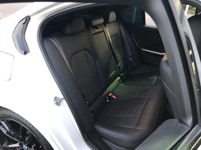 3シリーズ 320dxDriveMスポーツエディションサンライズ 仕入車両・限定車・ブラックキドニーグリル・19インチブラックホイール・Mリアスポイラ―・ブラックサイドミラー・AppleCarPlay・アンビエントライト・Mシートベルト・バックカメラ・ミラーETC(21枚目)