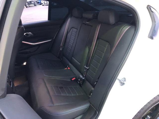 3シリーズ 320dxDriveMスポーツエディションサンライズ 仕入車両・限定車・ブラックキドニーグリル・19インチブラックホイール・Mリアスポイラ―・ブラックサイドミラー・AppleCarPlay・アンビエントライト・Mシートベルト・バックカメラ・ミラーETC(23枚目)