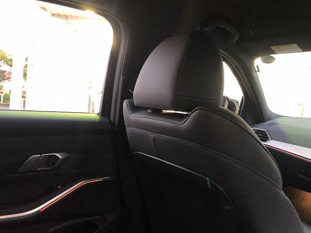 3シリーズ 320dxDriveMスポーツエディションサンライズ 仕入車両・限定車・ブラックキドニーグリル・19インチブラックホイール・Mリアスポイラ―・ブラックサイドミラー・AppleCarPlay・アンビエントライト・Mシートベルト・バックカメラ・ミラーETC(27枚目)