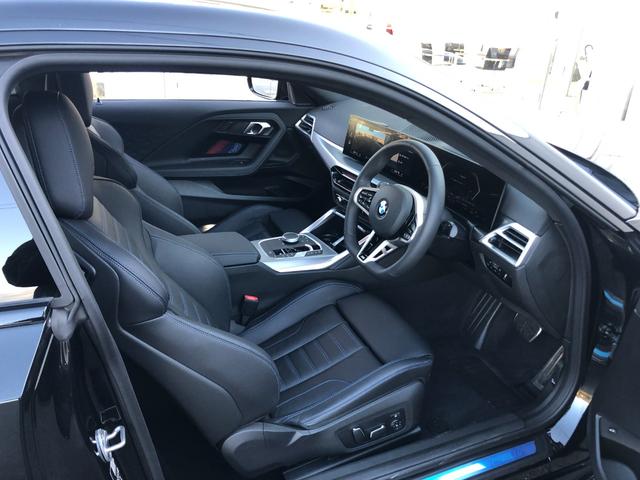 2シリーズ 220iクーペ Mスポーツ 試乗車・Mスポーツシート・19インチAW・ACC・AppleCarPlay・アンビエントライト・全方位カメラ・オートホールド・ステアリングヒーター・ヘッドUPディスプレイ・黒革シート・ミラーETC(32枚目)