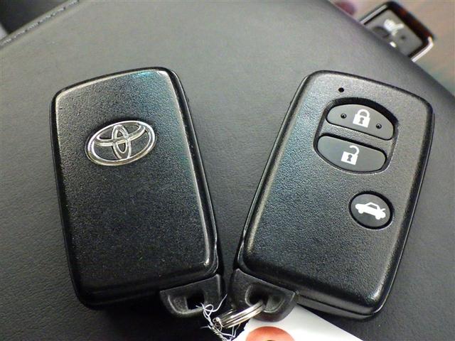 スマートキーをポケットやバッグに携帯していれば、キーを取り出すことなくドアハンドルを握り解錠、ドアハンドルのセンサーに触れるだけで施錠できます。