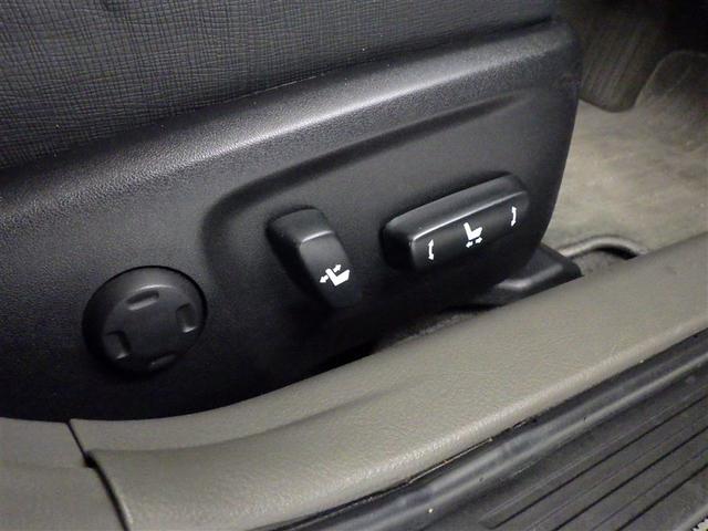 電動パワーシートはボタン一つで細やかな調節が可能ですよ。　意外に力が要るシートの移動もラクラク、思い通りのポジションが見つかります。