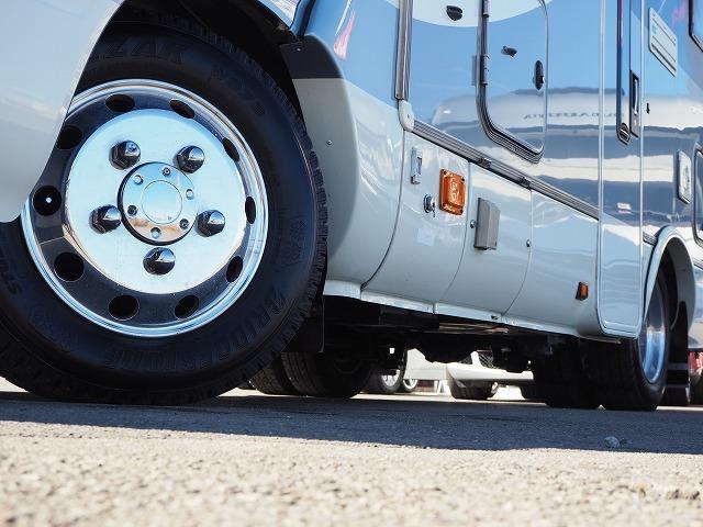 ナッツRVボーダーバンクス ツインソーラー/ドメティック2500発電機/家庭用エアコン/FFヒーター/電子レンジ/地デジアンテナ/エアサス/社外スタビ/冷蔵庫/ルーフベント/電動サイドオーニング(3枚目)