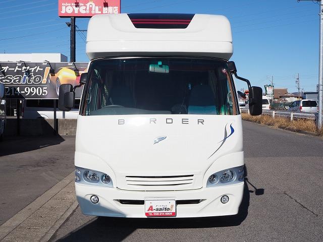 ナッツRVボーダーバンクス ツインソーラー/ドメティック2500発電機/家庭用エアコン/FFヒーター/電子レンジ/地デジアンテナ/エアサス/社外スタビ/冷蔵庫/ルーフベント/電動サイドオーニング(4枚目)