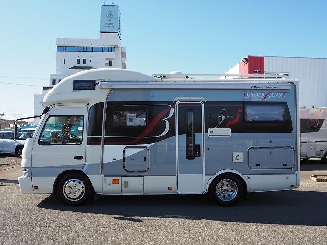 ナッツRVボーダーバンクス ツインソーラー/ドメティック2500発電機/家庭用エアコン/FFヒーター/電子レンジ/地デジアンテナ/エアサス/社外スタビ/冷蔵庫/ルーフベント/電動サイドオーニング(7枚目)