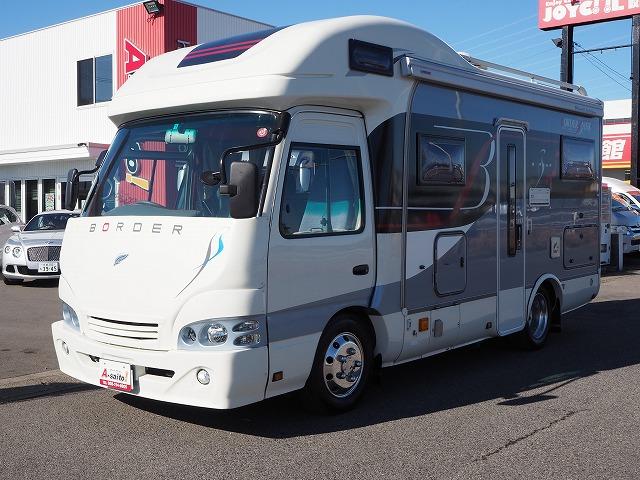 ナッツRVボーダーバンクス ツインソーラー/ドメティック2500発電機/家庭用エアコン/FFヒーター/電子レンジ/地デジアンテナ/エアサス/社外スタビ/冷蔵庫/ルーフベント/電動サイドオーニング(9枚目)