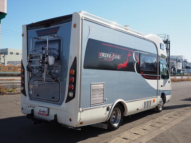 ナッツRVボーダーバンクス ツインソーラー/ドメティック2500発電機/家庭用エアコン/FFヒーター/電子レンジ/地デジアンテナ/エアサス/社外スタビ/冷蔵庫/ルーフベント/電動サイドオーニング(10枚目)