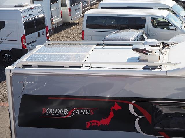 ナッツRVボーダーバンクス ツインソーラー/ドメティック2500発電機/家庭用エアコン/FFヒーター/電子レンジ/地デジアンテナ/エアサス/社外スタビ/冷蔵庫/ルーフベント/電動サイドオーニング(12枚目)