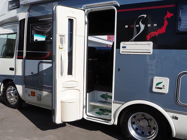 ナッツRVボーダーバンクス ツインソーラー/ドメティック2500発電機/家庭用エアコン/FFヒーター/電子レンジ/地デジアンテナ/エアサス/社外スタビ/冷蔵庫/ルーフベント/電動サイドオーニング(21枚目)