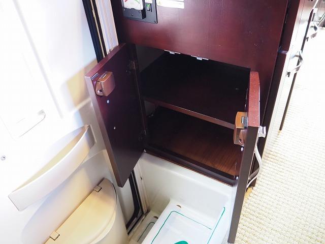 ナッツRVボーダーバンクス ツインソーラー/ドメティック2500発電機/家庭用エアコン/FFヒーター/電子レンジ/地デジアンテナ/エアサス/社外スタビ/冷蔵庫/ルーフベント/電動サイドオーニング(48枚目)