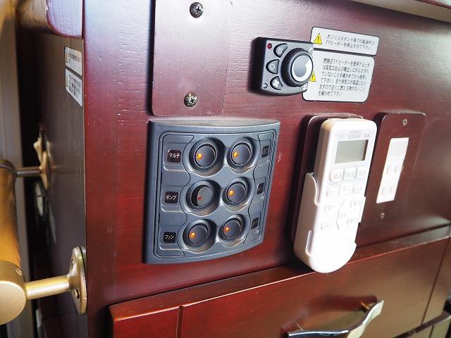 ナッツRVボーダーバンクス ツインソーラー/ドメティック2500発電機/家庭用エアコン/FFヒーター/電子レンジ/地デジアンテナ/エアサス/社外スタビ/冷蔵庫/ルーフベント/電動サイドオーニング(49枚目)
