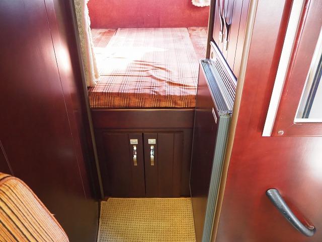 ナッツRVボーダーバンクス ツインソーラー/ドメティック2500発電機/家庭用エアコン/FFヒーター/電子レンジ/地デジアンテナ/エアサス/社外スタビ/冷蔵庫/ルーフベント/電動サイドオーニング(59枚目)