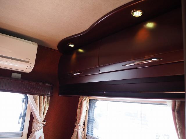ナッツRVボーダーバンクス ツインソーラー/ドメティック2500発電機/家庭用エアコン/FFヒーター/電子レンジ/地デジアンテナ/エアサス/社外スタビ/冷蔵庫/ルーフベント/電動サイドオーニング(65枚目)