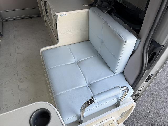 レジアスエースバン  RVビックフット製スウィング5.3N/ディーゼル2WD/ソーラーパネル/マックスファン/電子レンジ/シンク/冷蔵庫/フリップダウンモニター(19枚目)