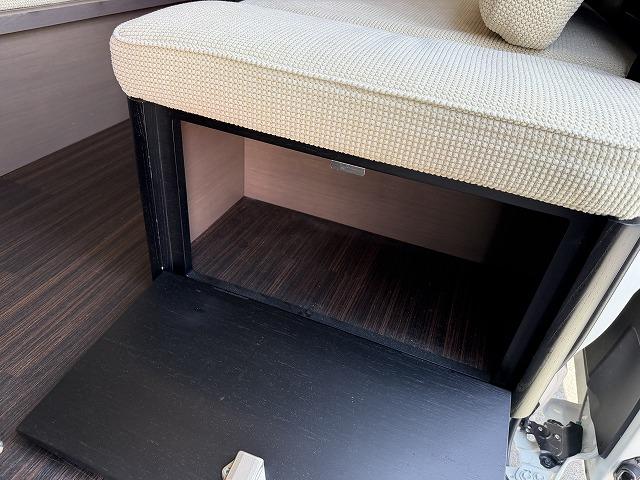 ハイエースワゴン 　トイファクトリー製ＺＡＲＡ／４ＷＤ／エアロソーラー／アウターウインドウ／コーナーセンサー／サブバッテリー／走行充電／８インチナビ／フリップダウンモニター（17枚目）