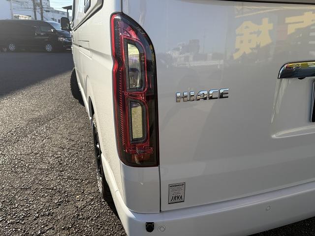 ハイエースバン 　トイファクトリー製バーデングランデ／カーサホームブラックエディション／ディーゼル／４ＷＤ／リチウム１５０Ａ／ダイキンエアコン／ソーラー／ＦＦヒーター／冷蔵庫／ＪＡＯＳアルミ／強化足回り／クルコン（8枚目）