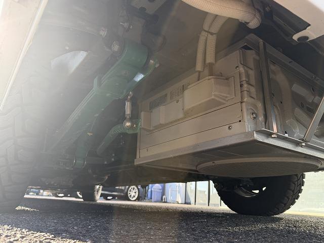 ハイエースバン 　トイファクトリー製バーデングランデ／カーサホームブラックエディション／ディーゼル／４ＷＤ／リチウム１５０Ａ／ダイキンエアコン／ソーラー／ＦＦヒーター／冷蔵庫／ＪＡＯＳアルミ／強化足回り／クルコン（9枚目）
