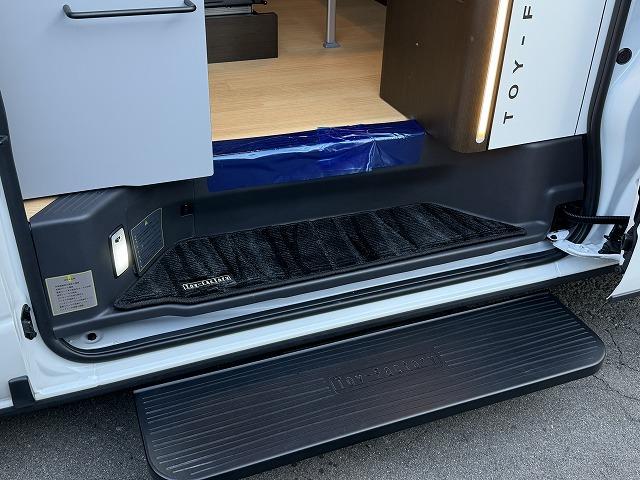 ハイエースバン 　トイファクトリー製バーデングランデ／カーサホームブラックエディション／ディーゼル／４ＷＤ／リチウム１５０Ａ／ダイキンエアコン／ソーラー／ＦＦヒーター／冷蔵庫／ＪＡＯＳアルミ／強化足回り／クルコン（13枚目）